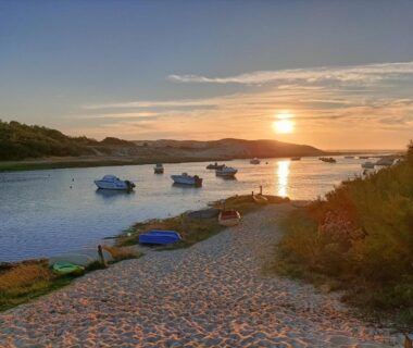 Plage et petits bateaux au coucher de soleil au camping Les dunes de Contis océan atlantique