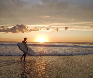 Plage au coucher de soleil avec un surfeur et sa planche au camping Les dunes de Contis océan atlantique