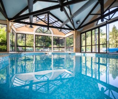 Piscine intérieure sous verrière dans Les gites de Sarlat