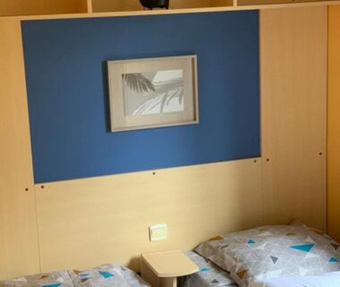 Intérieur chambre avec deux lits dans Les mobil homes d'oliver rob