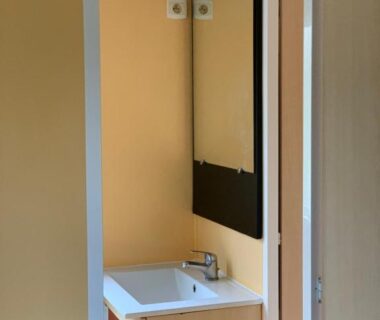 Coin lavabo et miroir dans le mobil-home Les mobil homes d’oliver rob
