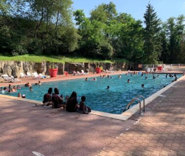 Piscine extérieure avec baigneurs au camping Les mobil homes d’oliver rob