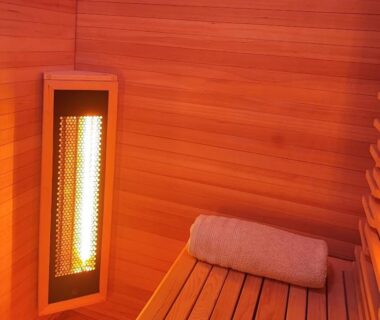 Sauna en bois avec banquette et serviette au camping Les nids de Bonnan