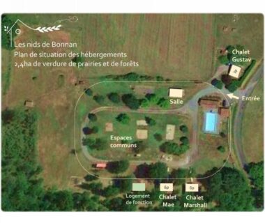 Vue aérienne de la piscine et des chalets du camping Les nids de Bonnan