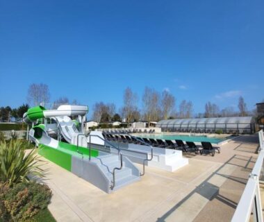 Piscine extérieure avec toboggan et chaises longues au Mobil home 5 personnes Les pieds dans l'Orne