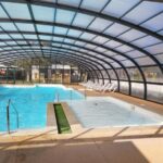 Piscine couverte et pataugeoire au camping Les pieds dans l'Orne