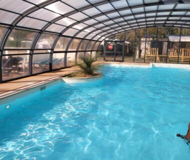 Piscine couverte au camping Les pieds dans l'Orne Mobil home 5 personnes