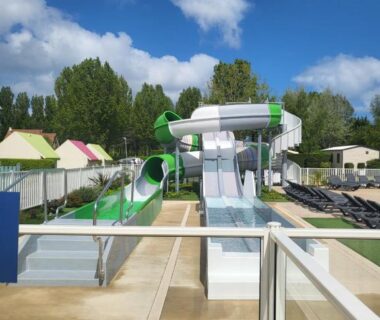 Piscine extérieure avec toboggans au camping Les pieds dans l'Orne mobil home 5 personnes