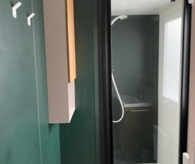 Salle de douche avec cabine vitrée au camping Les pieds dans l'eau, le coeur en vacances