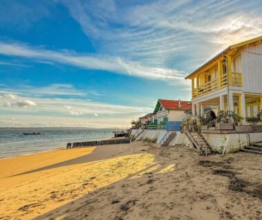 Plage et maisons en bord de mer au camping Les pieds dans l'eau, le coeur en vacances