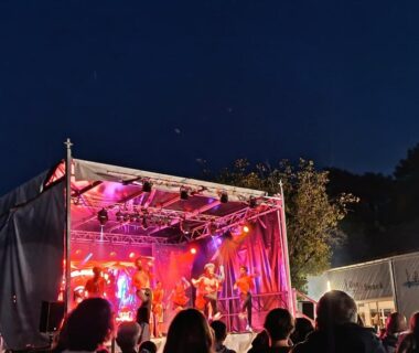 Scène de concert en plein air avec public au camping Les pieds dans l'eau le coeur en vacances