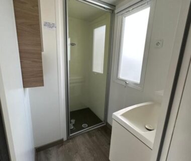 Salle d'eau avec douche et lavabo du mobil-home Les sables chal’heureux