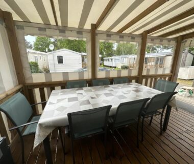 Terrasse couverte avec table et chaises du camping Les sables chal’heureux