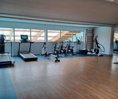 Salle de sport avec tapis roulants et vélos au camping Les sables chal’heureux