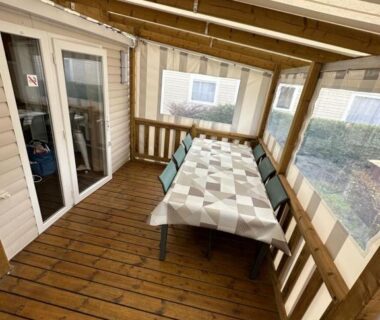 Terrasse couverte avec table et chaises au camping Les sables chal’heureux
