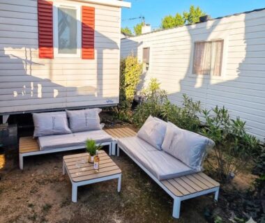 Espace salon extérieur entre mobil-homes au camping Les sables du midi