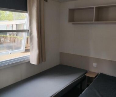 Chambre avec deux lits dans le camping Les sables du midi