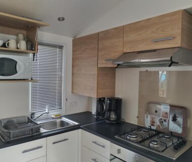 Cuisine équipée dans le mobil-home du camping Les sables du midi