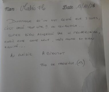 Sur une table feuille manuscrite avec notes au camping Les sables du midi