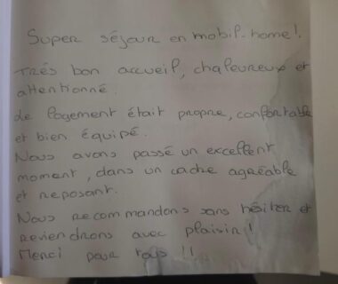 Livre d'or avec note manuscrite dans l'accueil du camping Les sables du midi