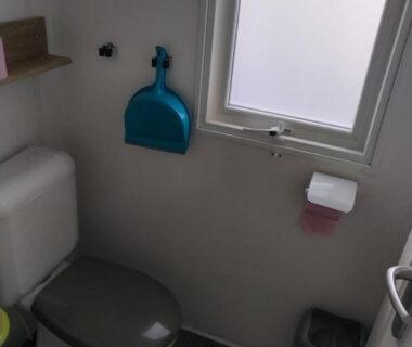 Toilettes avec WC et poubelle au camping Les sables du midi