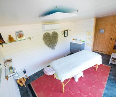 Cabine de massage avec table de soins au camping L'imprévu