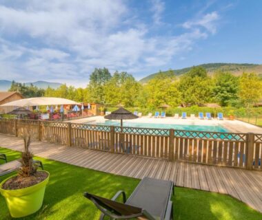 Espace piscine et transats dans le camping L’imprévu