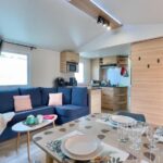 Séjour avec kitchenette et coin repas dans le mobil-home L'incontournable Tout Confort Camping Siblu