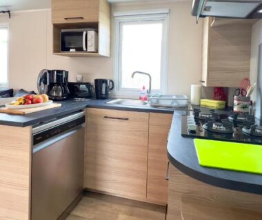 Cuisine équipée avec plaque et évier dans le mobile home L'incontournable Tout Confort Camping Siblu