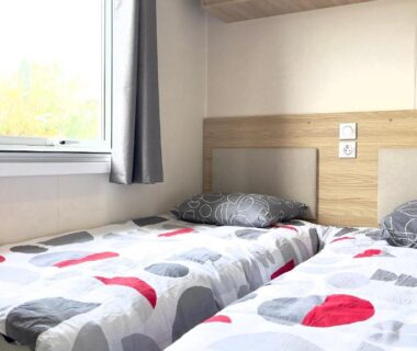 Chambre avec deux lits simples dans le mobil-home L’incontournable Tout Confort Camping Siblu
