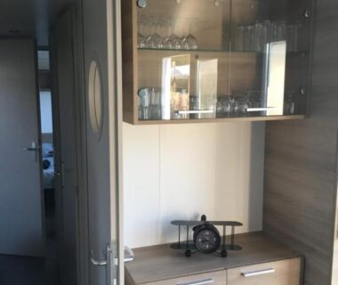 Intérieur kitchenette avec placards et machine à café dans le mobil-home 3 chambres grande terrasse couverte