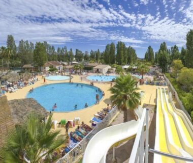 Parc aquatique avec piscines et toboggans au camping Linge literie et toilette fournis
