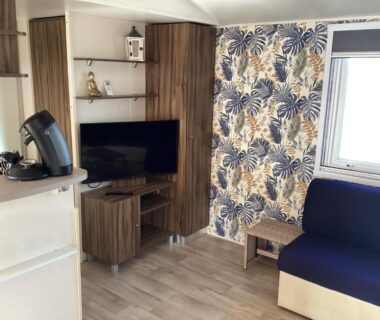Intérieur mobil-home avec canapé et télévision dans Linge literie et toilette fournis