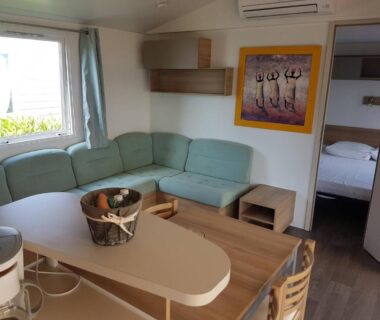 Salon avec banquette et table dans le logement Linge literie et toilette fournis