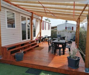 Terrasse couverte avec table et chaises du mobil home grand confort