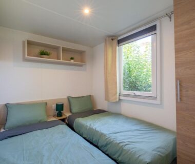 Chambre avec deux lits simples dans l'hébergement Little John