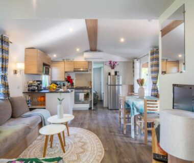 Intérieur lumineux avec salon et cuisine dans le Little John