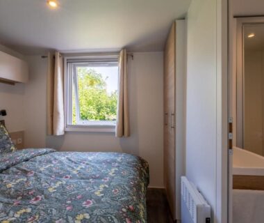Chambre avec lit double et fenêtre sur verdure au Little John