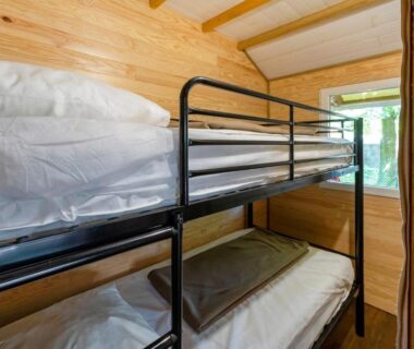Intérieur en bois avec des lits superposés dans le Lodge 2 du Domaine Des Landes