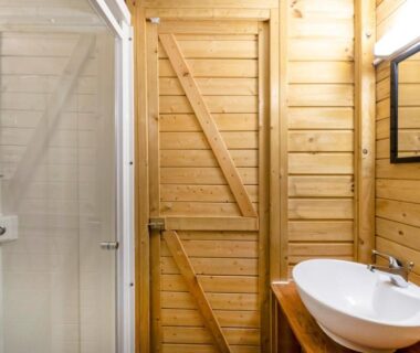 Salle de bain avec douche et lavabo du Lodge 2 Domaine Des Landes