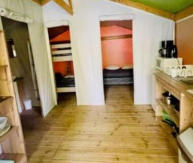 Intérieur avec kitchenette et lits superposés du Lodge 22m² avec Terrasse Pour 5 Personnes API-1-52-1500