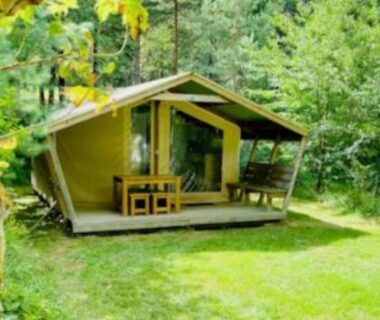 Terrasse en forêt avec table et chaises du Lodge 22 m² avec Terrasse Pour 5 Personnes API-1-52-1500