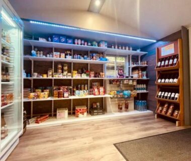 Intérieur de l'épicerie avec étagères et frigo du Lodge 22m² avec Terrasse Pour 5 Personnes API-1-52-1500