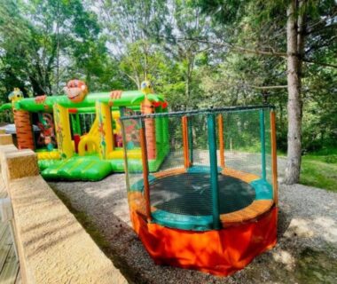 Terrasse avec trampoline et château gonflable du Lodge 22m² avec terrasse pour 5 personnes API-1-52-1500