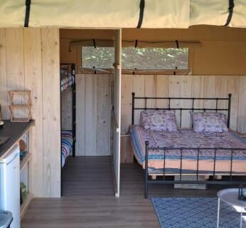 Intérieur de tente avec lits et kitchenette du Lodge Safari tent