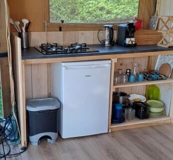 Intérieur avec kitchenette et réfrigérateur dans le Lodge Safari tent