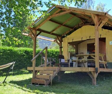 Terrasse en bois avec hamac sur pelouse du Lodge Safari tent