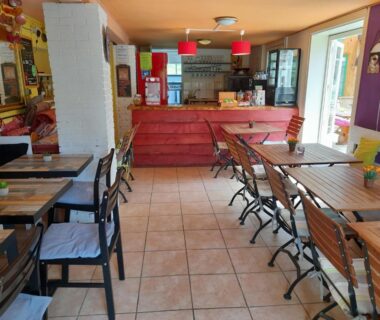 Terrasse en bois avec salon extérieur du Lodge Safari tent