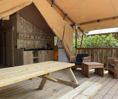 Terrasse couverte avec table pique-nique et salon en bois du Lodges & Nature 47