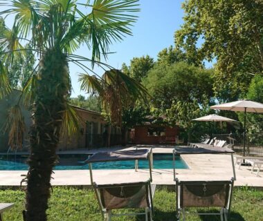 Terrasse avec piscine et transats à Lodges & Nature - 47